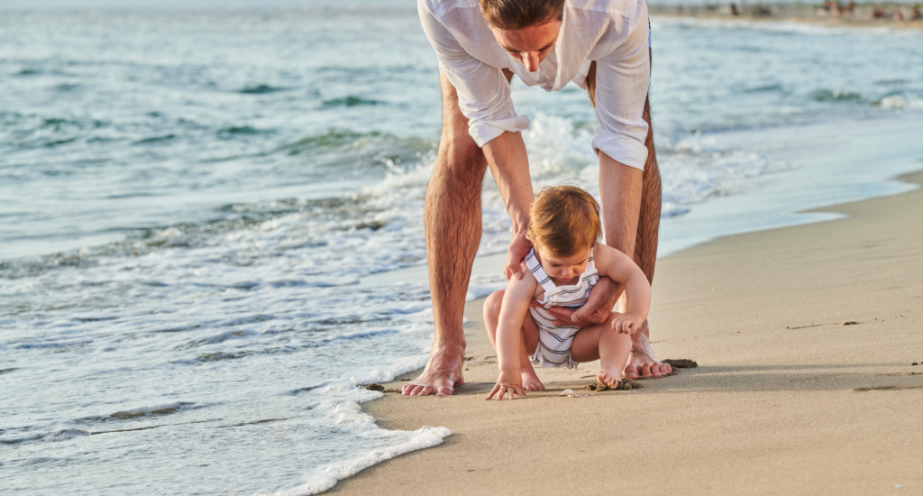 https://www.chicco.es/dw/image/v2/BJJJ_PRD/on/demandware.static/-/Sites-Chicco-Spain-Library/default/dw81c3ff5e/shared/1024X550_NURSING_SUNSCREENS_DAD AND LITTLE GIRL.png